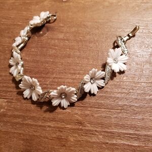 White Flower Coro Bracelet